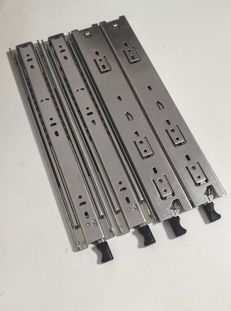 Diapositivas de cajón de cierre suave con rodamiento de bolas por acero galvanizado de 53 mm Toblos de cajón de tres pliegues con bloqueo