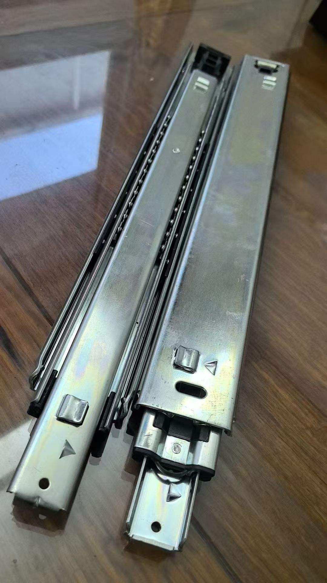 Diapositivas de cajón de cierre suave con rodamiento de bolas por acero galvanizado de 53 mm Toblos de cajón de tres pliegues con bloqueo