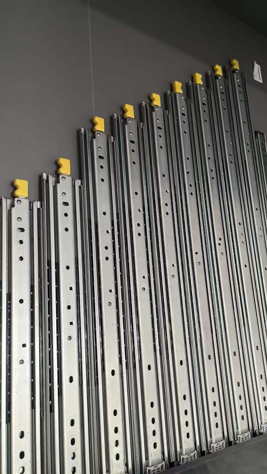 Diapositivas de cajón de cierre suave con rodamiento de bolas por acero galvanizado de 53 mm Toblos de cajón de tres pliegues con bloqueo